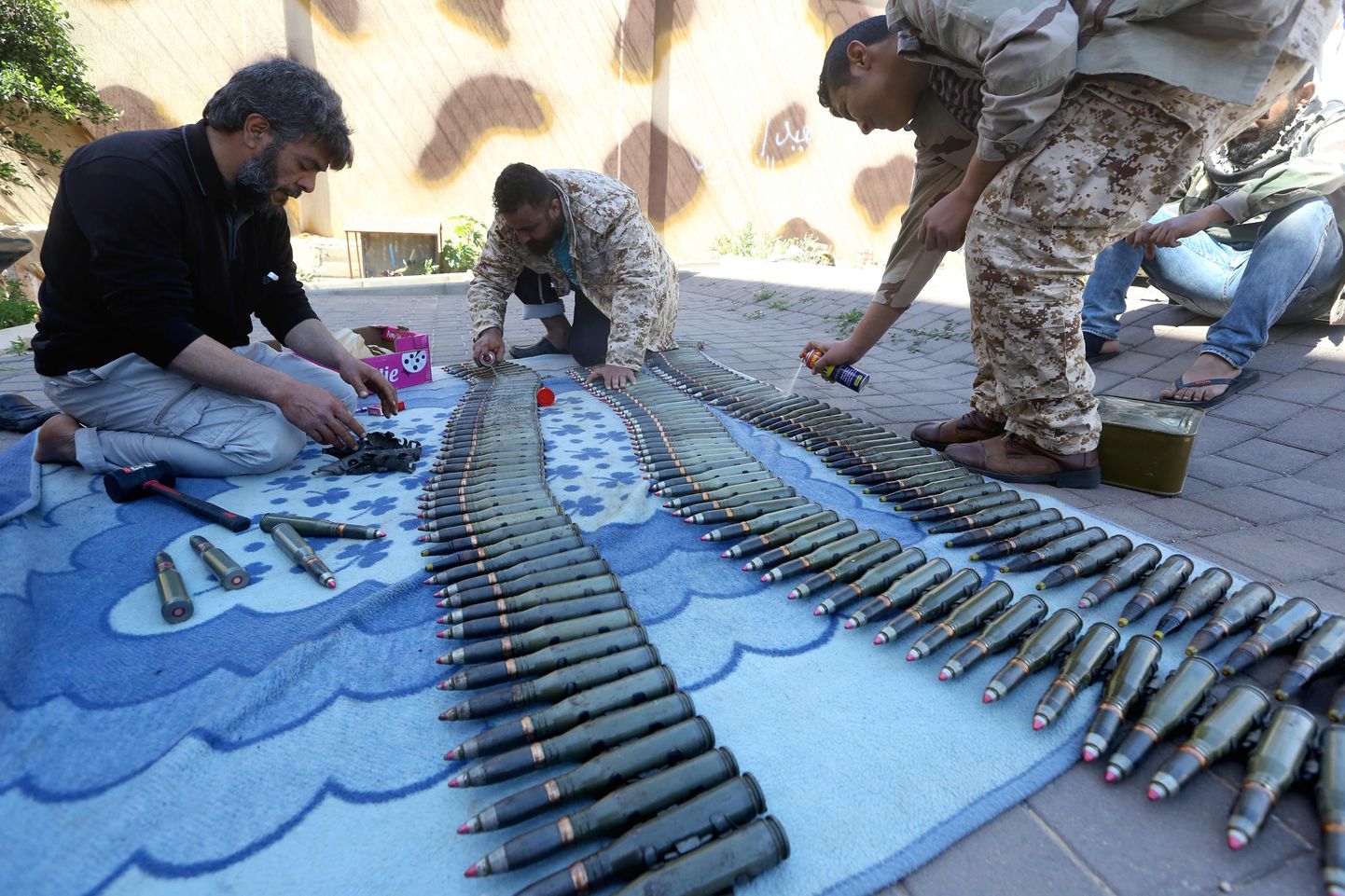 Liibüa ühtsusvalitsust toetavate vägede laskemoon.