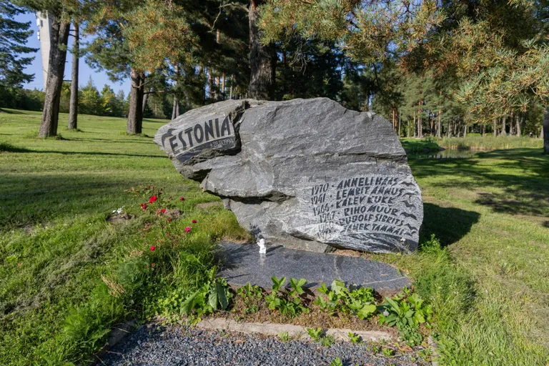 Viljandi Metsakalmistul on Estonial hukkunutele mälestuskivi.