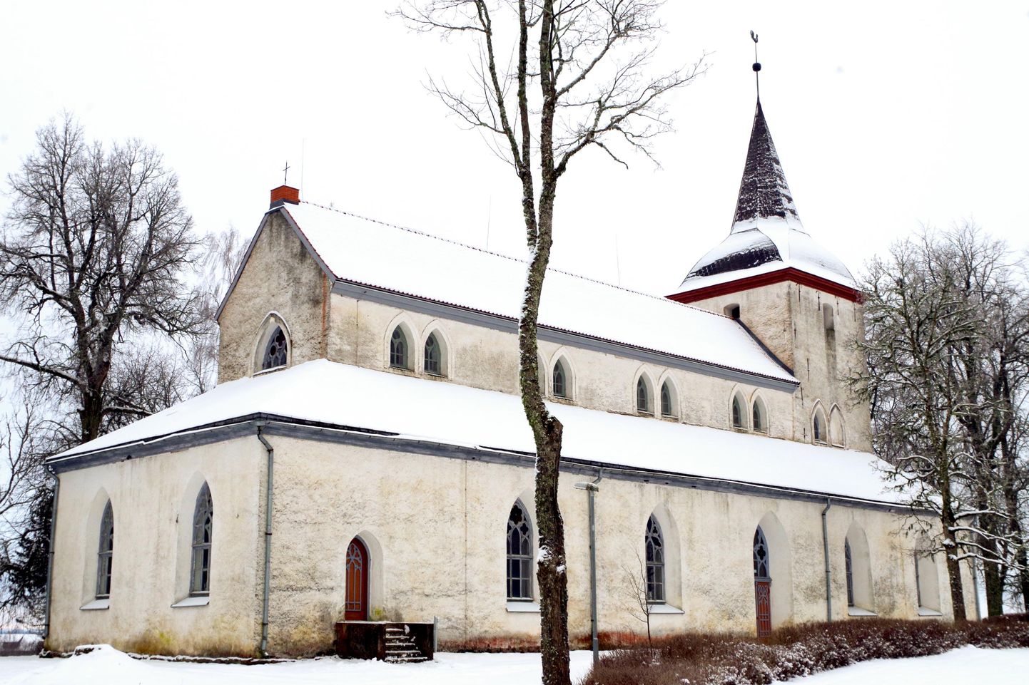 15. sajandil rajatud Urvaste kirik on ainus Eesti kolmelöövine maabasiilika.