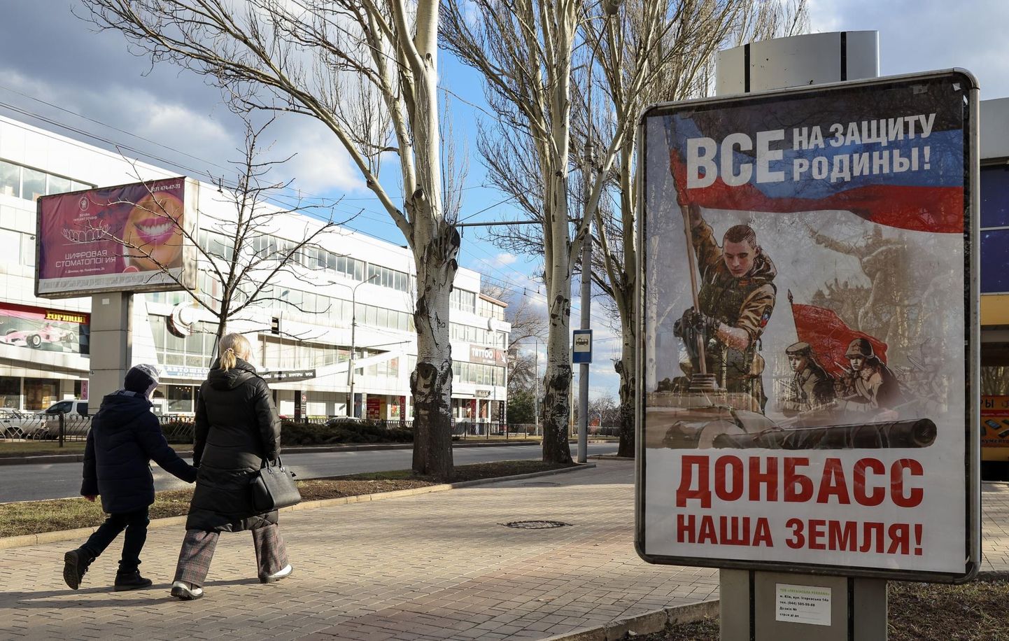 «Kõik kodumaad kaitsma,» kutsub plakat Donetskis. Ida-Ukraina kahe nn rahvavabariigi juhid palusid eile Venemaa presidendil Vladimir Putini tunnustada nende iseseisvust, mida viimane õhtul ka tegi.