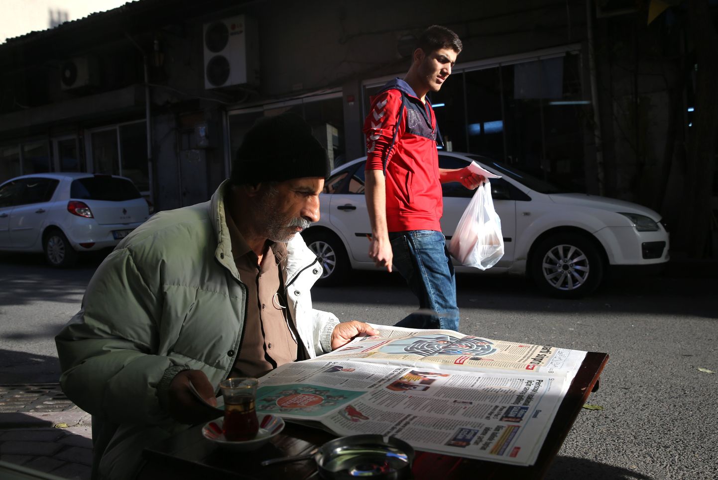 Türgi mees täna valimiste kohta lehest lugemas. Foto on tehtud Istanbulis.