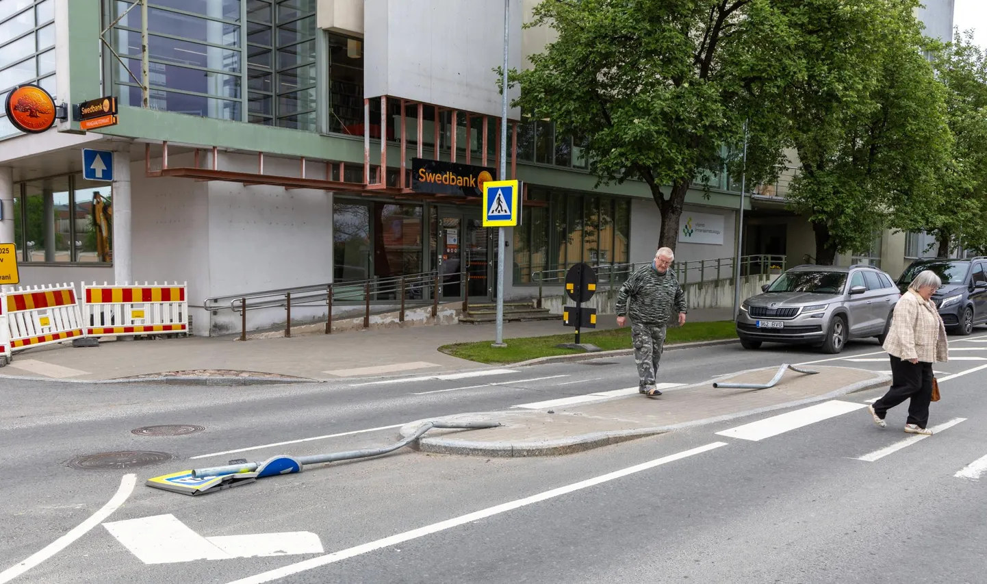 Viljandi raamatukogu ees oleva ülekäiguraja ohutussaarel sõideti ööl vastu esmaspäeva maha mõlemad liiklusmärgid.