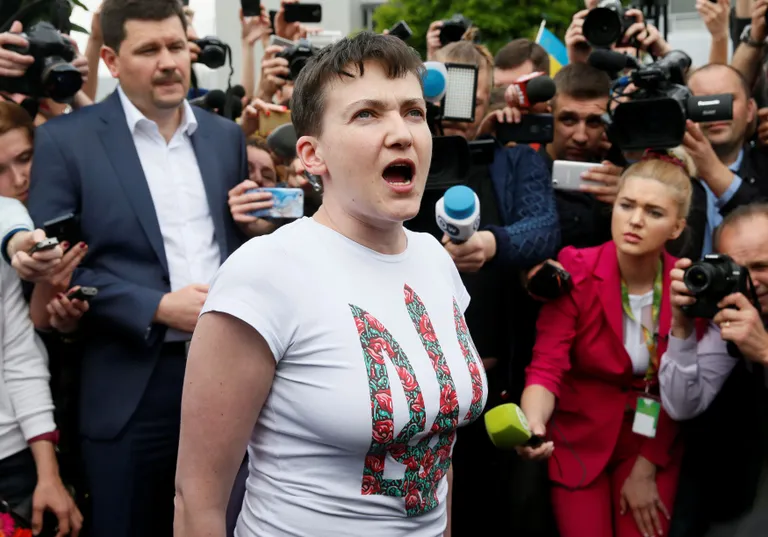 Venemaa vanglast Ukrainasse pääsenud Nadja Savtšenko 25. mail Kiievis. Foto: Scanpix