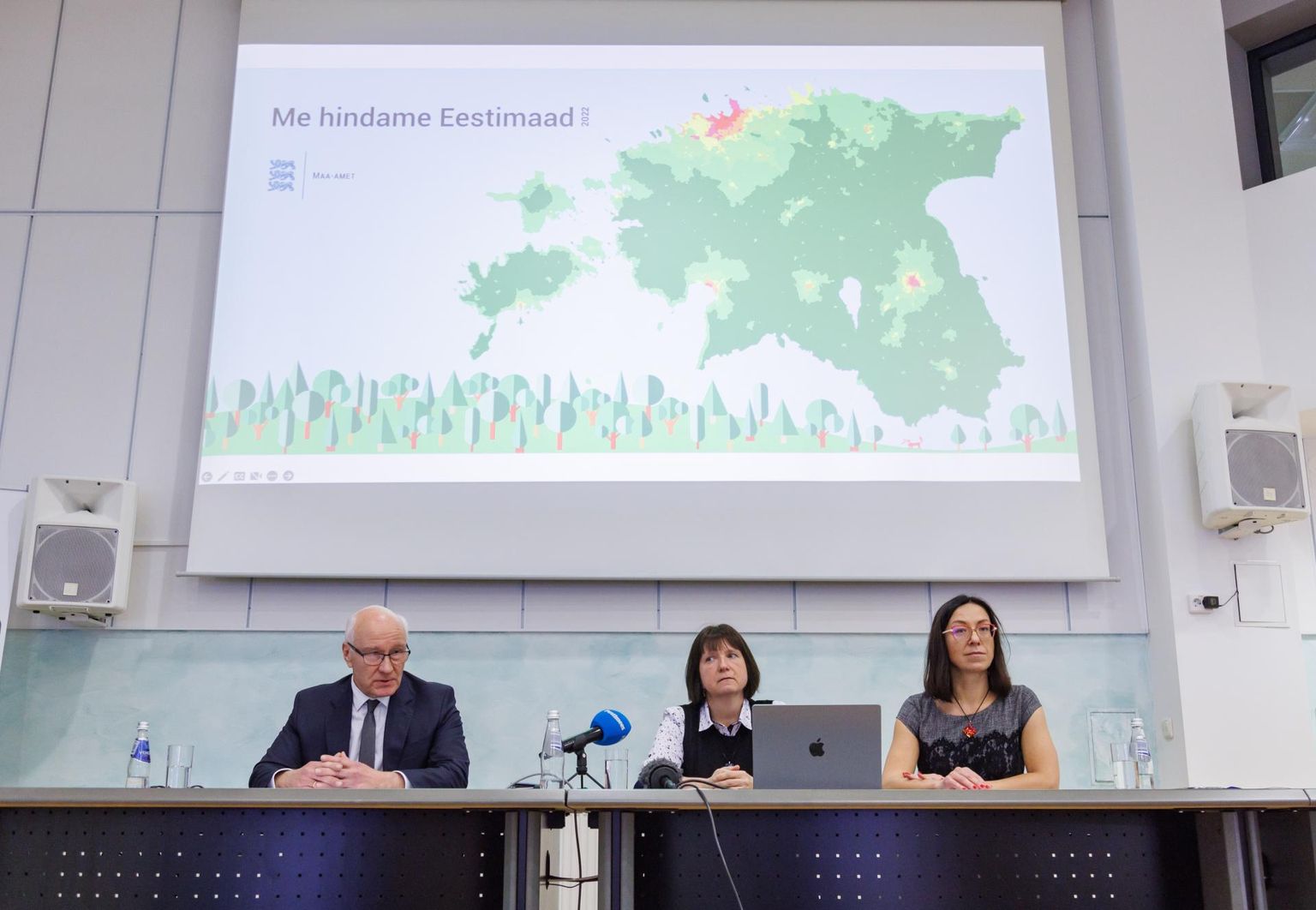 Maaamet tutvustas eelmisel aastal maa korralise hindamise tulemusi. Maaameti peadirektor Tambet Tiits, maa korralise hindamise projekti eestvedaja Veronika Ilsjan ja Riina Klais-Peets.