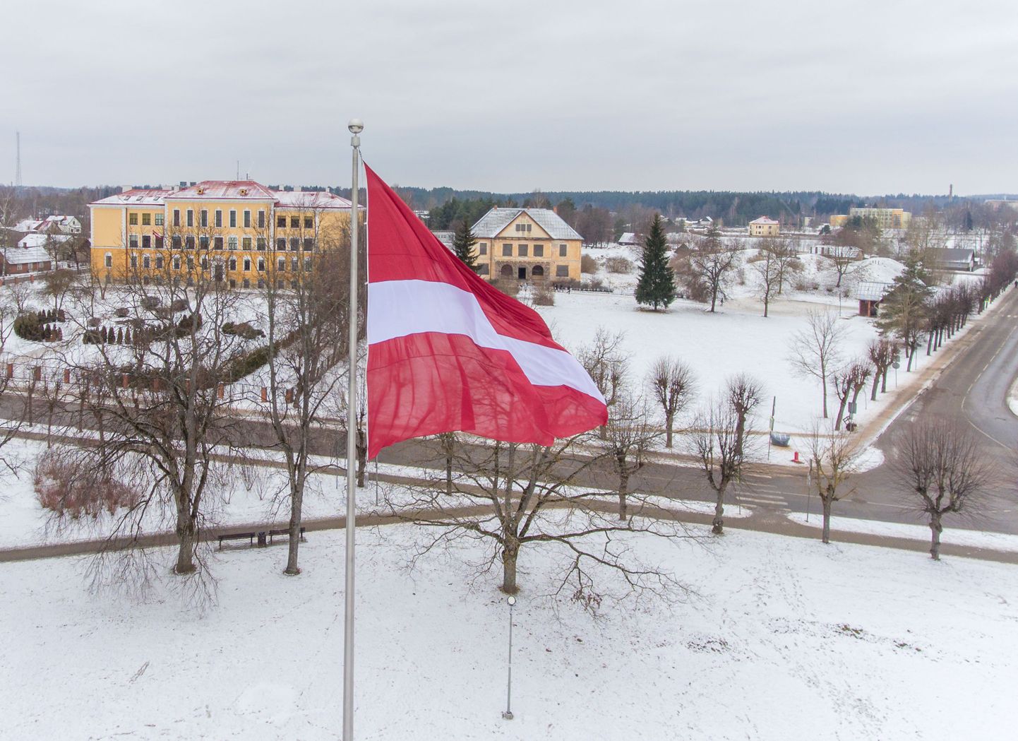 Läti lipp Lugaži väljakul Valka piirkonnas Valka vallas