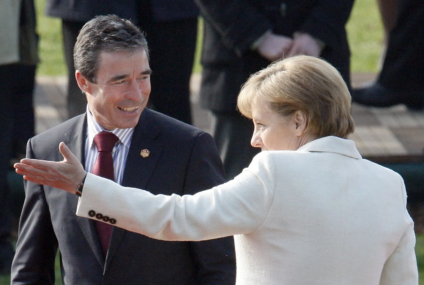 Taani peaministrile Anders Fogh Rasmussenile näitab suunda Saksa liidukantsler Angela Merkel