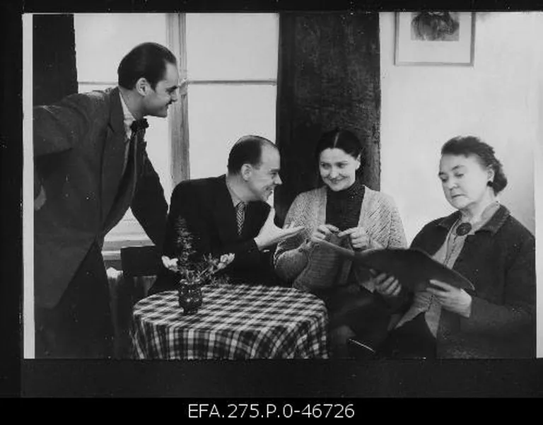 Riikliku Akadeemilise Teatri Estonia näitlejad Vello Viisimaa, Endel Pärn, Gerda Murre, Olga Mikk-Krull puhkehetkel proovide vaheajal 1958.