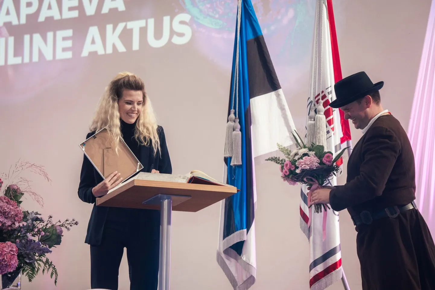 Kristel Kruustük auhinda vastu võtmas.