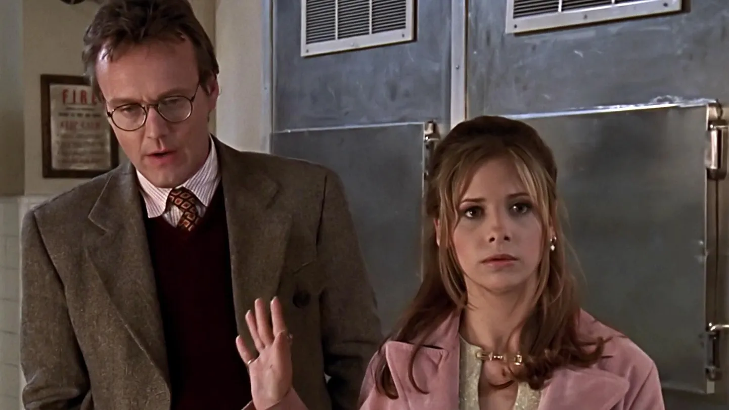 Buffy (Sarah Michelle Gellar) järelvaatajaks oli raamatukoguhoidja Giles (Anthony Stewart Head).