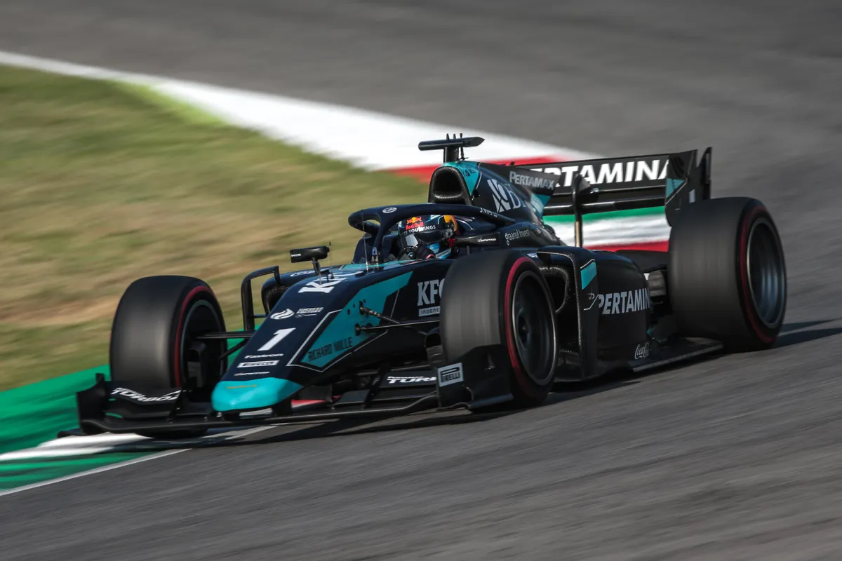 Jüri Vips F2-masina roolis.