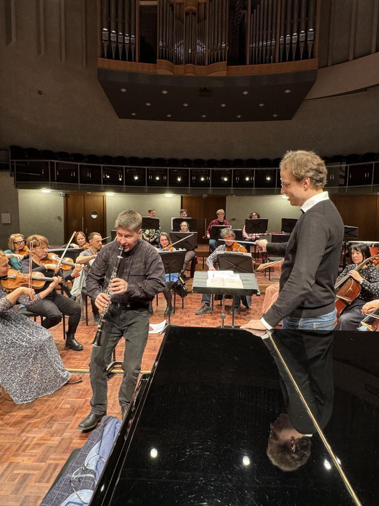 Klarnetist ja helilooja Selvadore Rähni koos dirigent Mikk Murdveega Pärnu linnaorkestri proovis kontserdimajas.