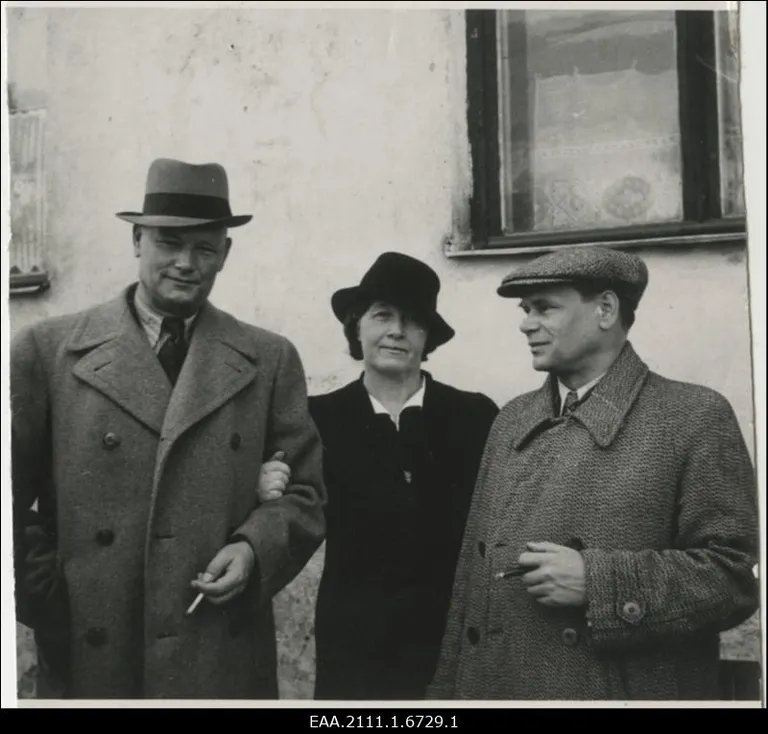 August Gailit koos Marie Underi ja Henrik Visnapuuga. Foto ilmus Postimehes 20. märtsil 1943.