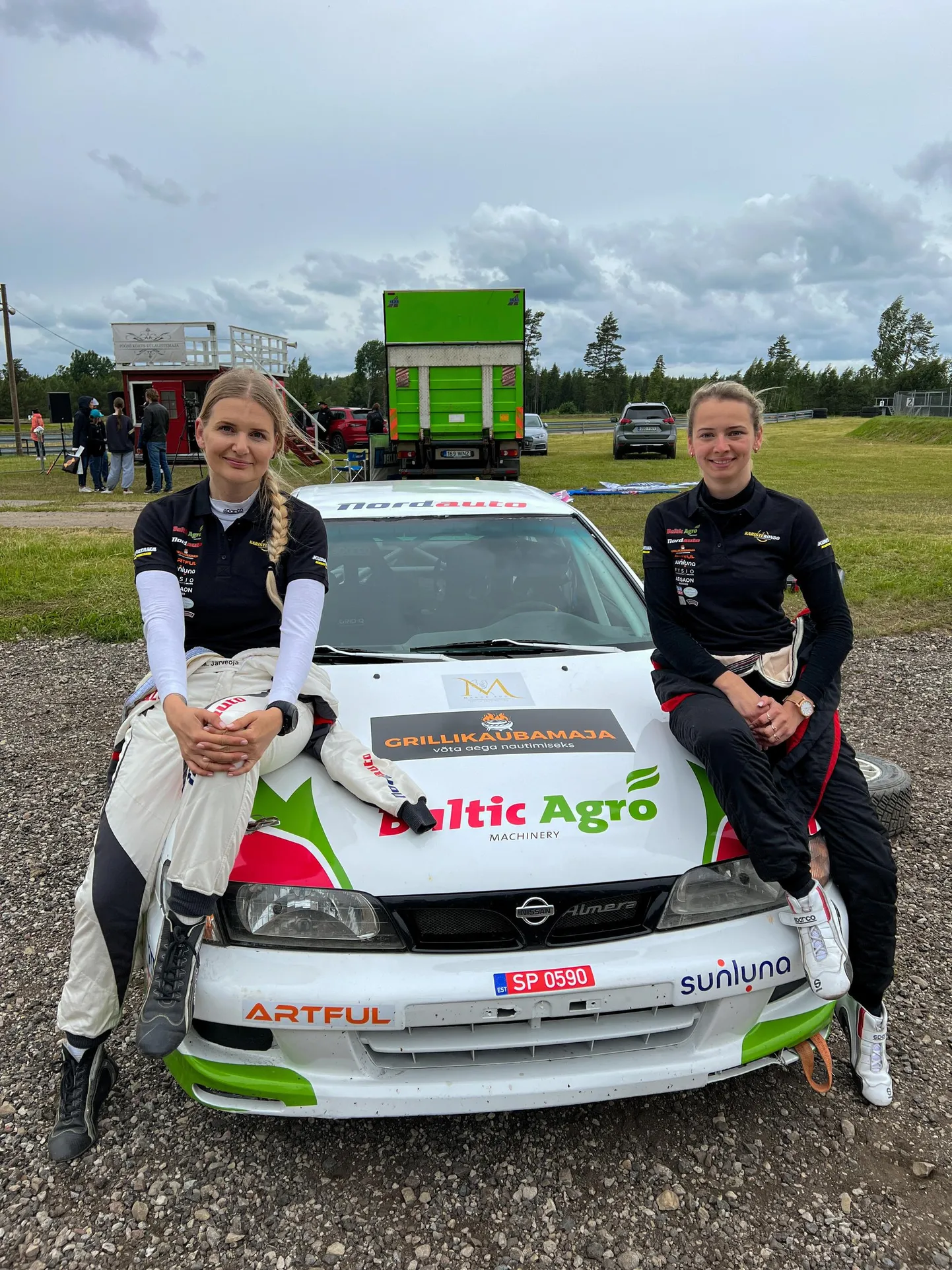 Praegu valmistub Cärolain Kariste (paremal) koos Kairi Rondoga võistlema Rally Estonial, talvel võib teda aga tihti leida mäenõlvadelt lumelauaga alla laskumas. Kui autohuvi tekkis tal juba varakult, siis lumelaua avastamiseni läks veel omajagu aega.