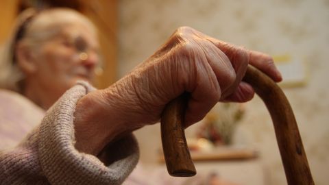 Omavalitsused tõrjuvad ministeeriumi plaani panna kodus kukkunud eaka abistamine nende õlule