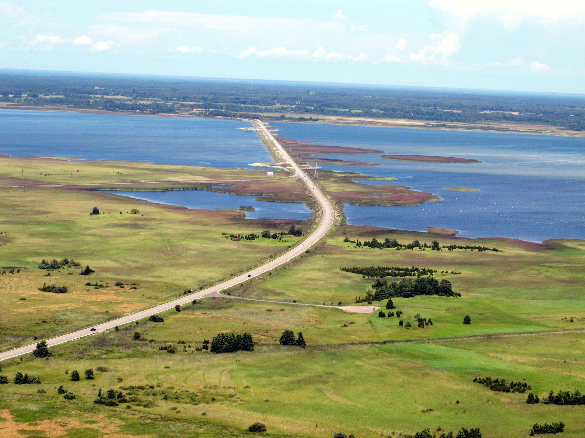Muhu- ja Saaremaa vahel asuv Väikse väina tamm.