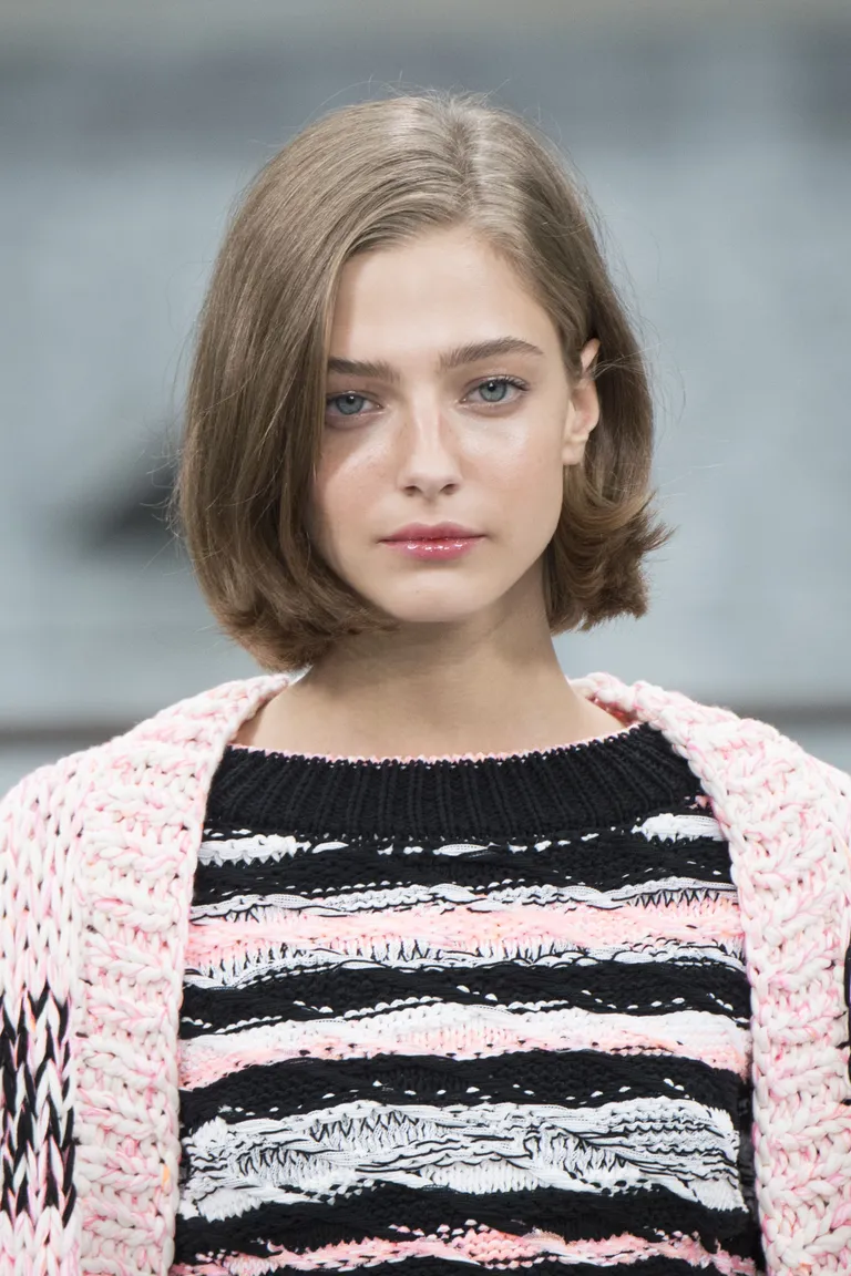 Ei mingeid liigseid sädelusi, nahk näeb välja värske ja kiirgav. - Chanel catwalk fashion show SS20 s2020 at Paris Fashion Week, France in October 2019.CAP/GOL©GOL/Capital Pictures