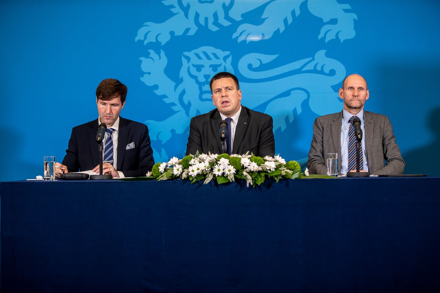 Valitsusliit tutvustab 2020 aasta riigieelarve eelnõud. Pildil vasakult Martin Helme, Jüri Ratas, Helir-Valdor Seeder.