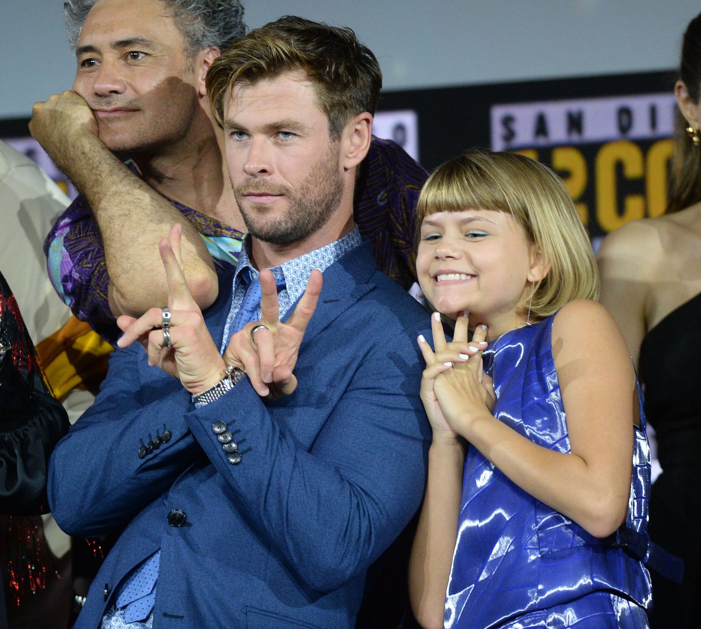 Näitlejad Chris Hemsworth ja Lia McHugh ning režissöör Taika Waititi Comic-Conil Marveli esitlusel