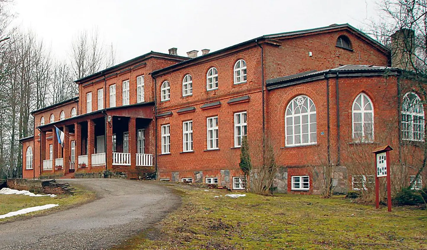 Tihemetsa põhikool töötab Allikukivil 1858. aastal riidevabrikant Zoepffelile ehitatud elamus. Viimane koolikell kõlab siin 9. juunil.