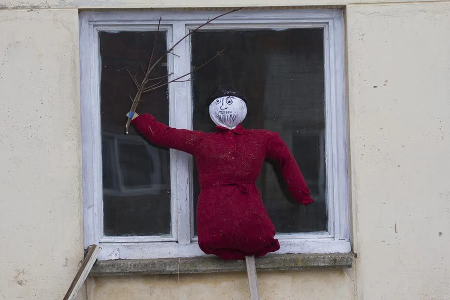 Ühe Tusti kortermaja akna taga oli eile hommikul hernehirmutist meenutav vitsaga kuju.