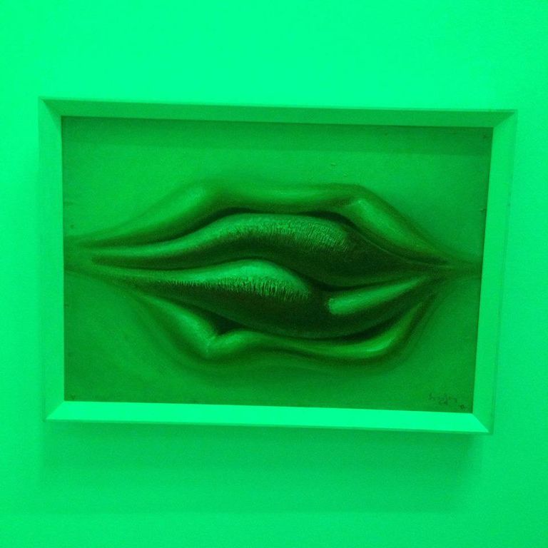 Ülo Soosteri maal «Huuled» (1964) satub näitusel teise kunstniku installatsiooni rohelises valguses täiesti uue konteksti. Maali kõrvale on jäetud taskulamp, millega teose õigeid värve ise uurida võib.