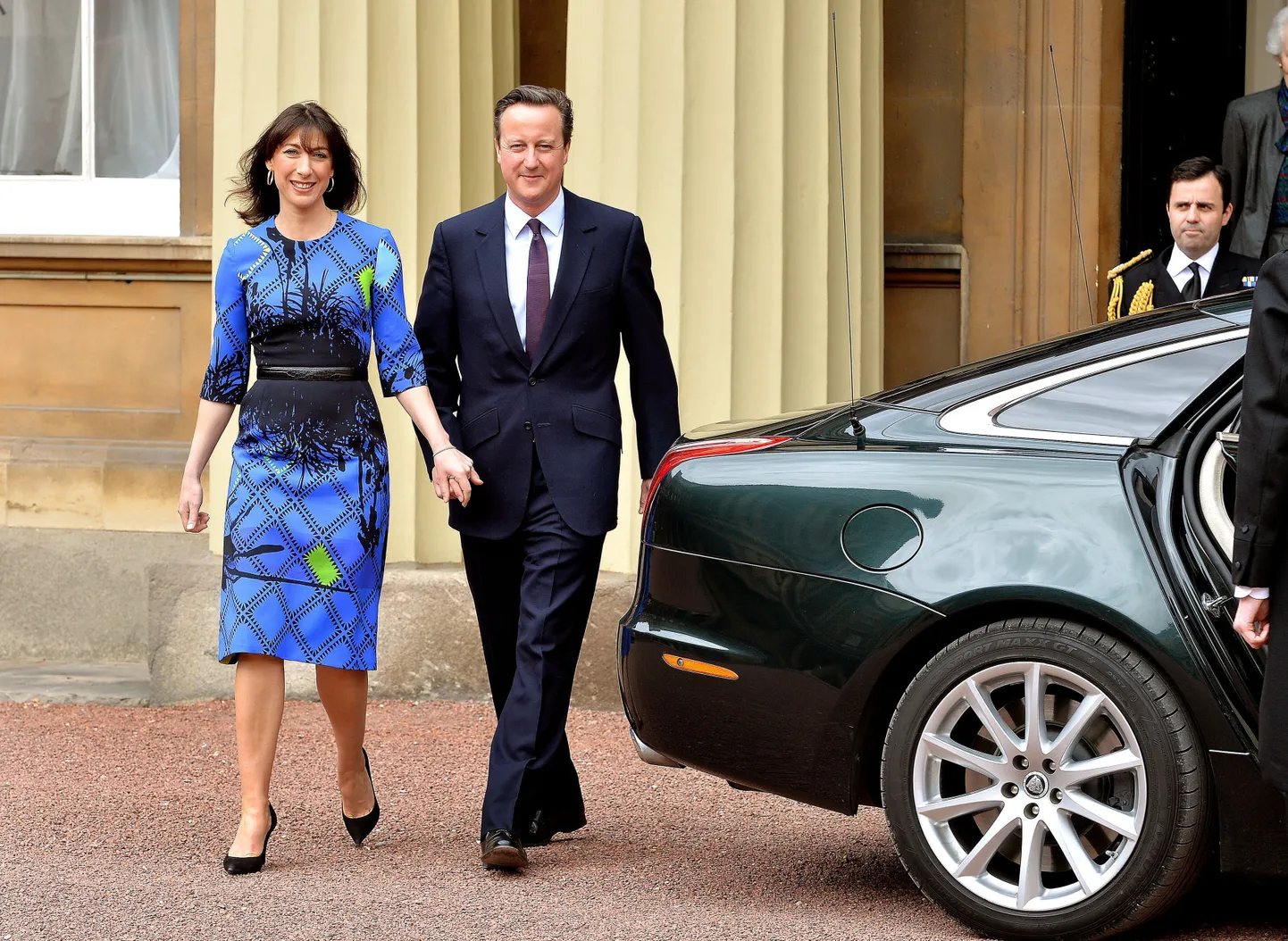 Suure valimisvõidu saanud konservatiivide peaminister David Cameron käis täna koos abikaasa Samanthaga Buckinghami palees kuninganna jutul.