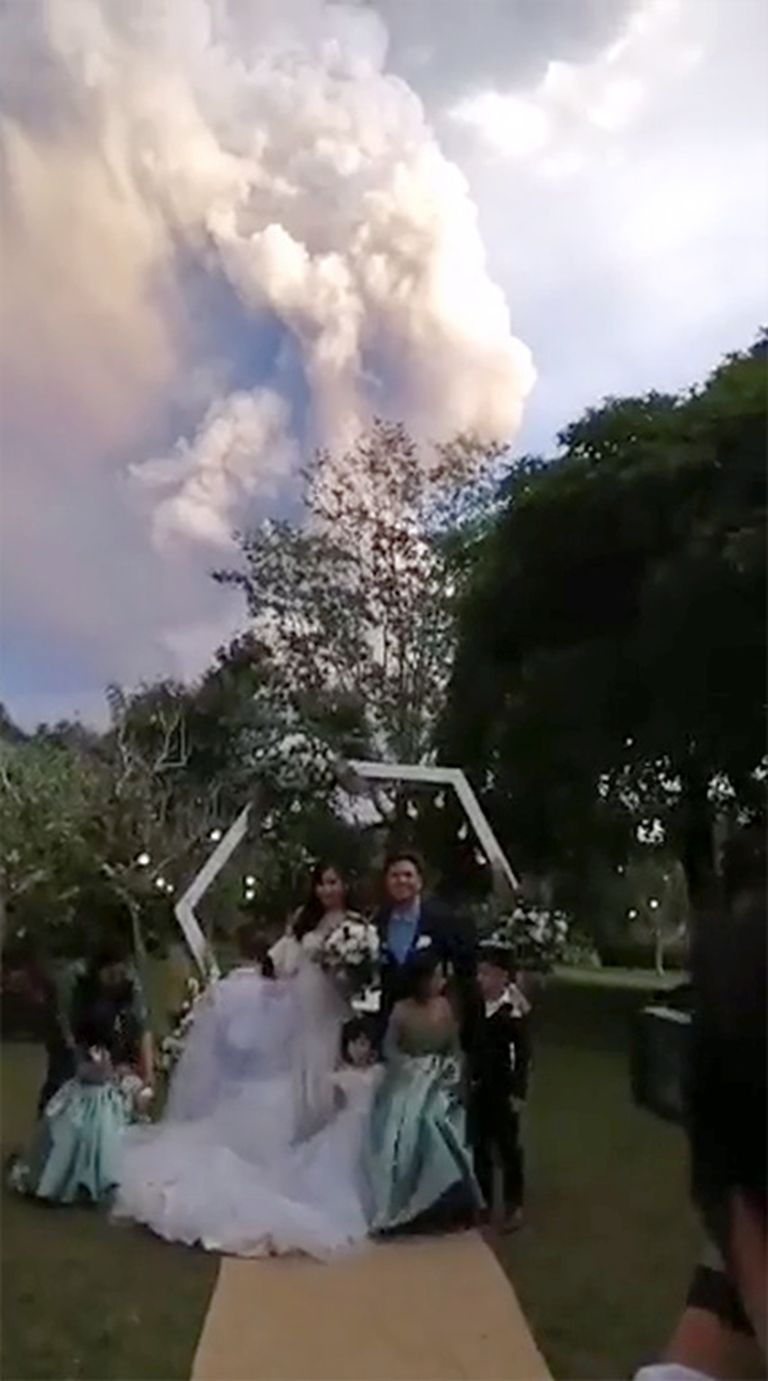 Filipiinide paar Chino Vaflor ja Kat Bautista Palomar lasid end jäädvustada aktiviseerunud Taali vulkaani taustal.