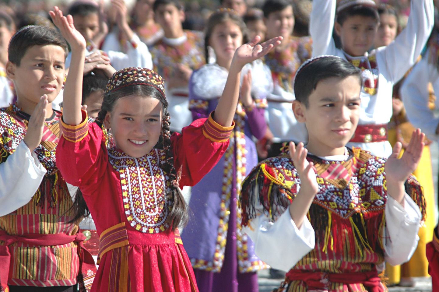 Rahvariideid kandvad Türkmenistani lapsed.