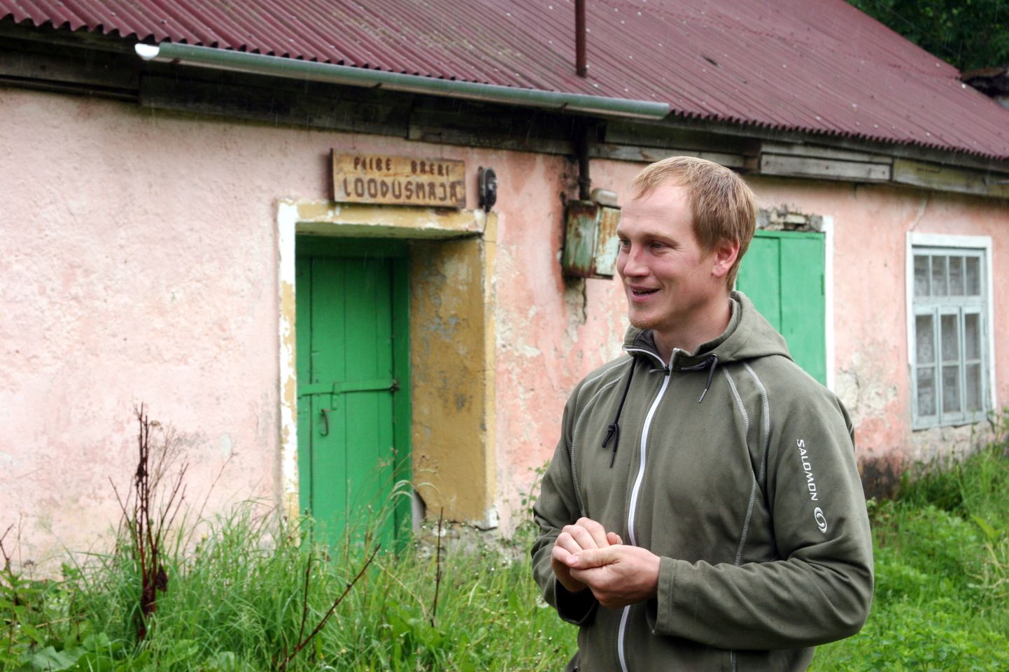 Kohalik külaelu edendaja ja üks osanikke Timo Vunder maja ees, kuhu plaanitakse looduskeskust.