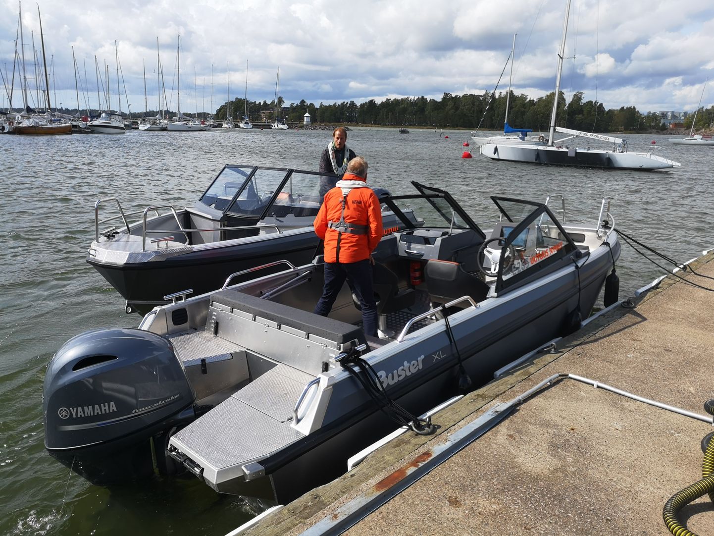Mootorpaadid Buster proovisõidupäeval Koivuniemi sadamas Helsingis
