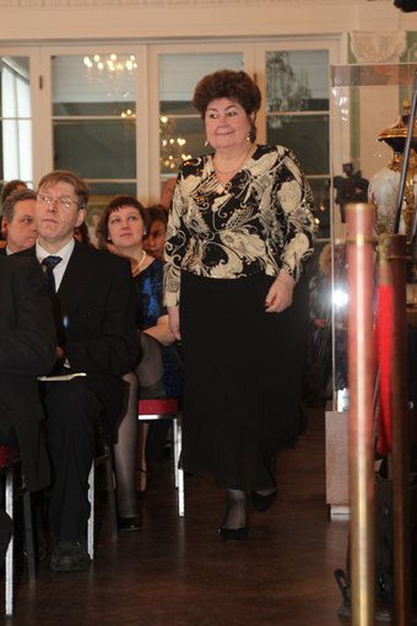 Prandilane Õnne Põllumets võttis Kadrioru kunstimuuseumis presidendilt vastu riikliku teenetemärgi.