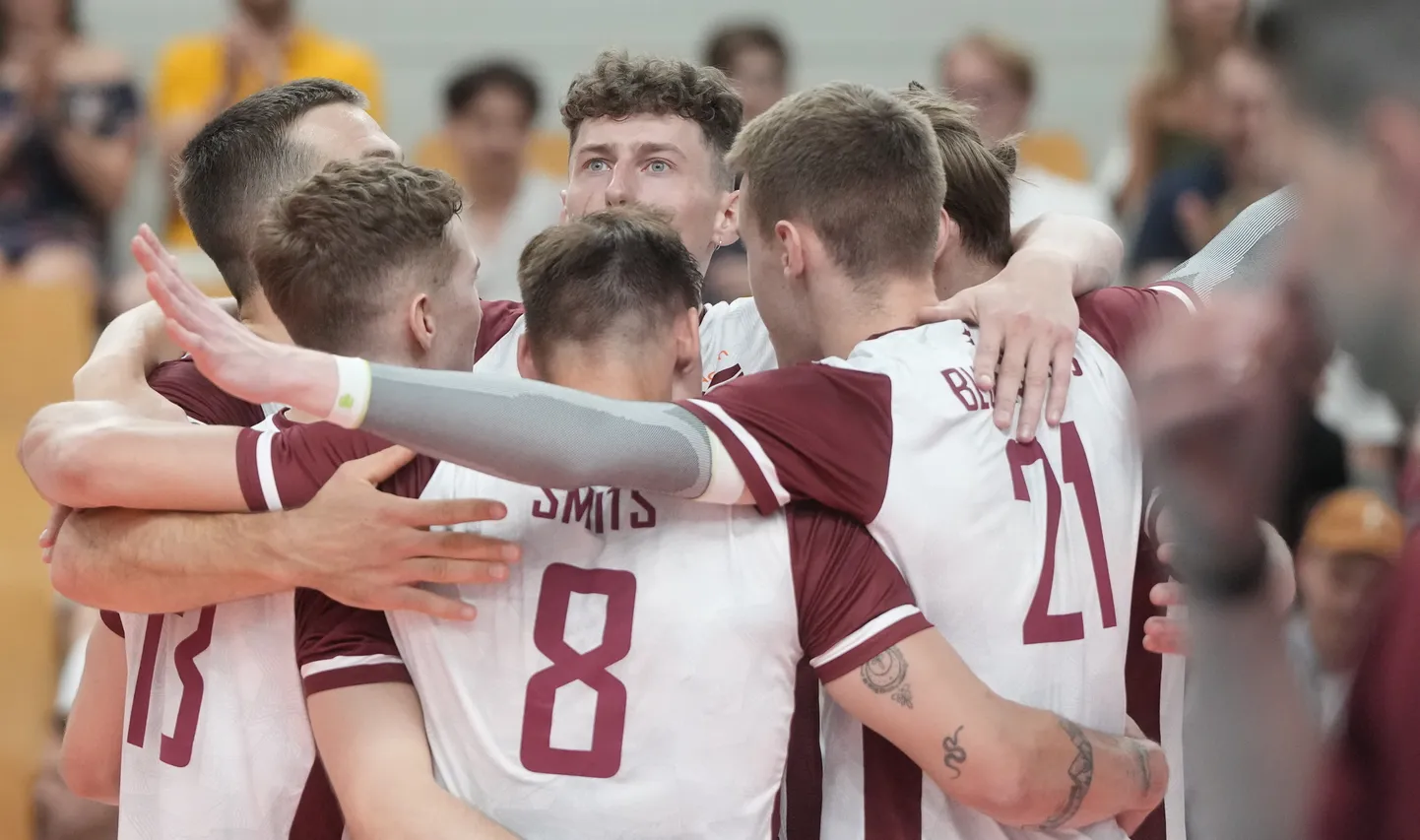 Latvijas vīriešu volejbola izlases spēlētāji priecājas par uzvaru Eiropas Sudraba līgas spēlē volejbolā, kurā tikās Latvijas vīriešu volejbola izlase ar Kipras vīriešu volejbola izlasi "Rimi" Olimpiskajā sporta centrā.