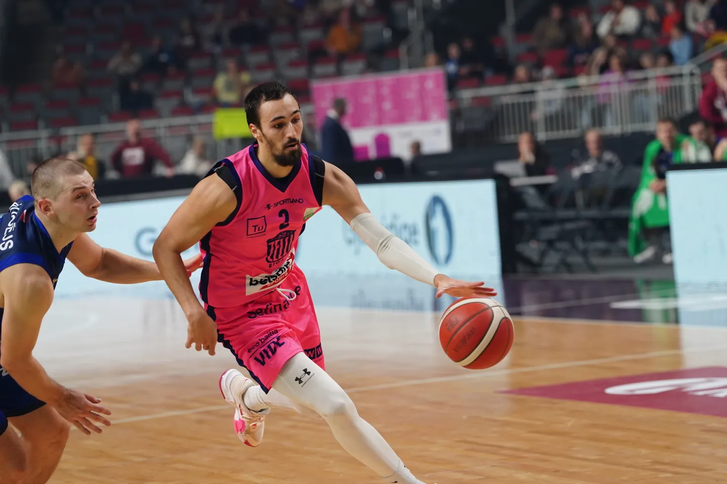 Basketbola kluba "Rīgas zeļļi" spēlētājs Aizejs Osborns (nr.2, rozā tērpā).