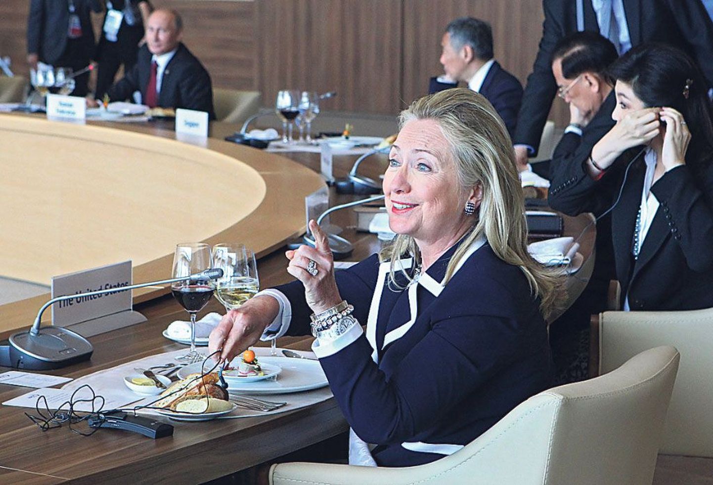 Hillary Clinton Vladivostokki rajatud “Venemaa San Franciscos”, Russki saarele ehitatud moodsas üliõpilaslinnakus.