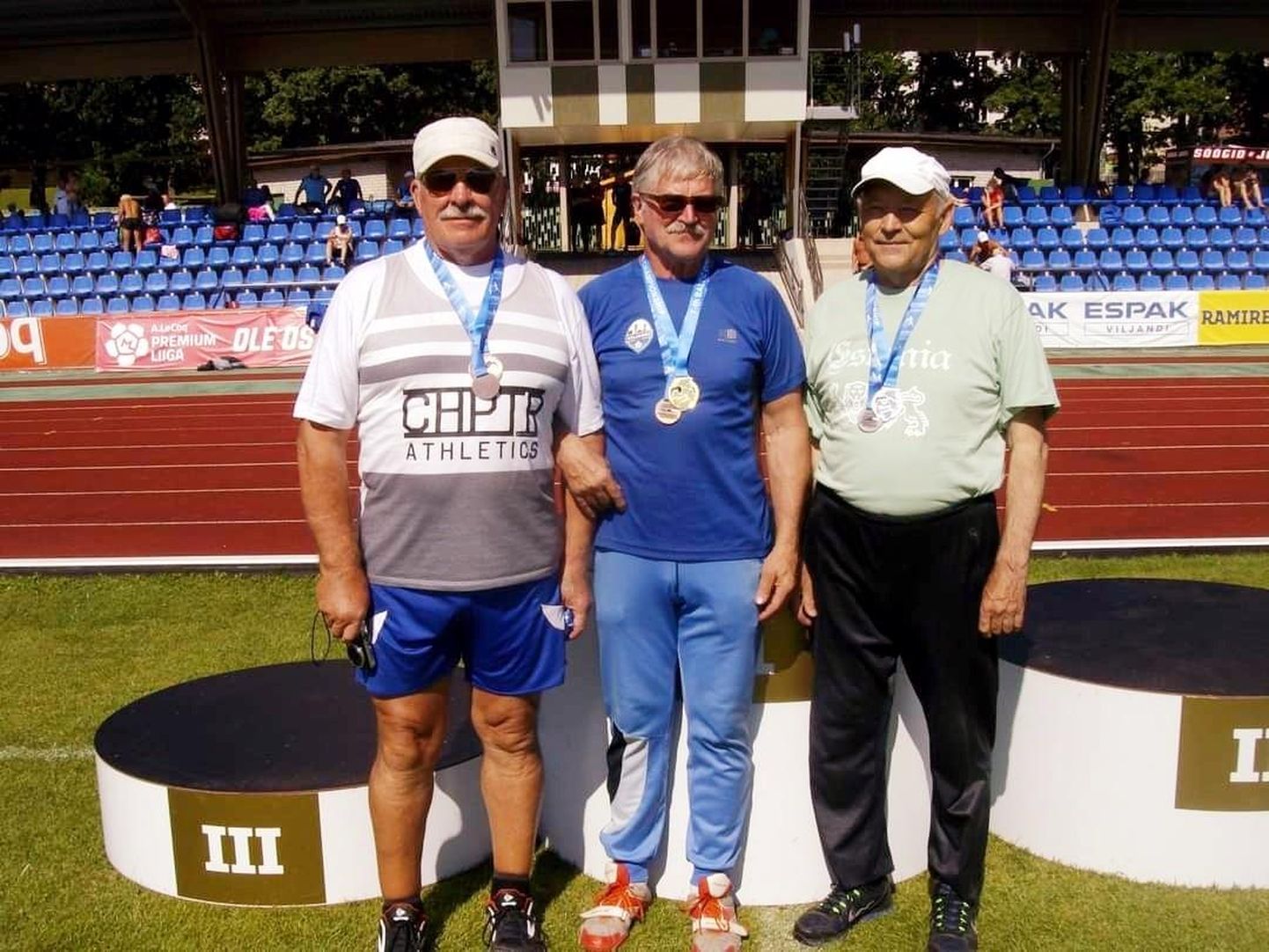 Arvo Nurm (keskel) sai veteranide võistlustel kaela kümme kuldset medalit.