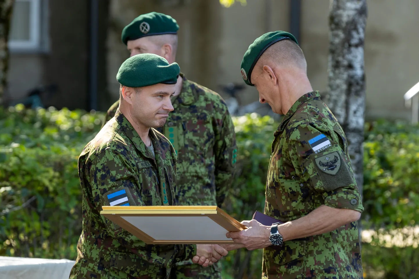 Kaitseväe luurekeskuse senine ülem kolonel Margo Grosberg (paremal) andis neljapäeval üksuse juhtimise üle kolonel Ants Kiviseljale (vasakul).