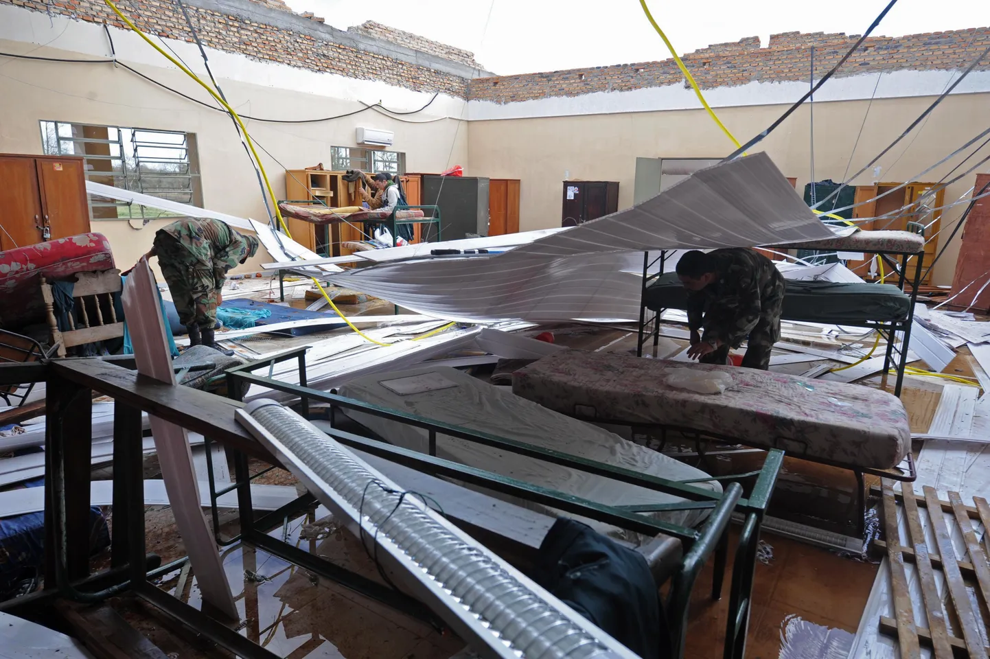Paraguay ohvitserid uurivad sõjaväe logistikaüksuse ühiselamut, kus varises tormi tõttu sisse katus ja hukkus neli kadetti.