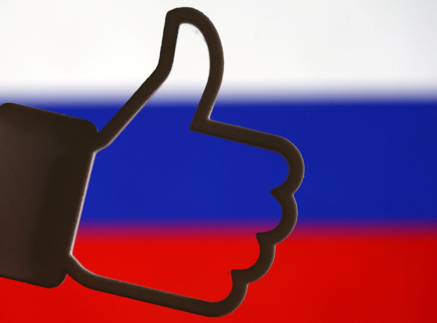 Facebooki «meeldib» nupu taustal Vene lipuvärvid.