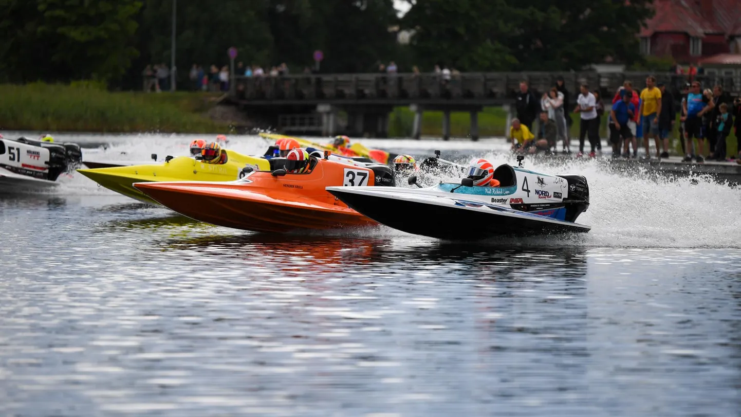 Eesti meistrivõistluste etapil laupäeval Viljandi järvel osalevad teiste seas ka kohalikud veemotosportlased Andres Virumann ja Paul Richard Laur (number 4).