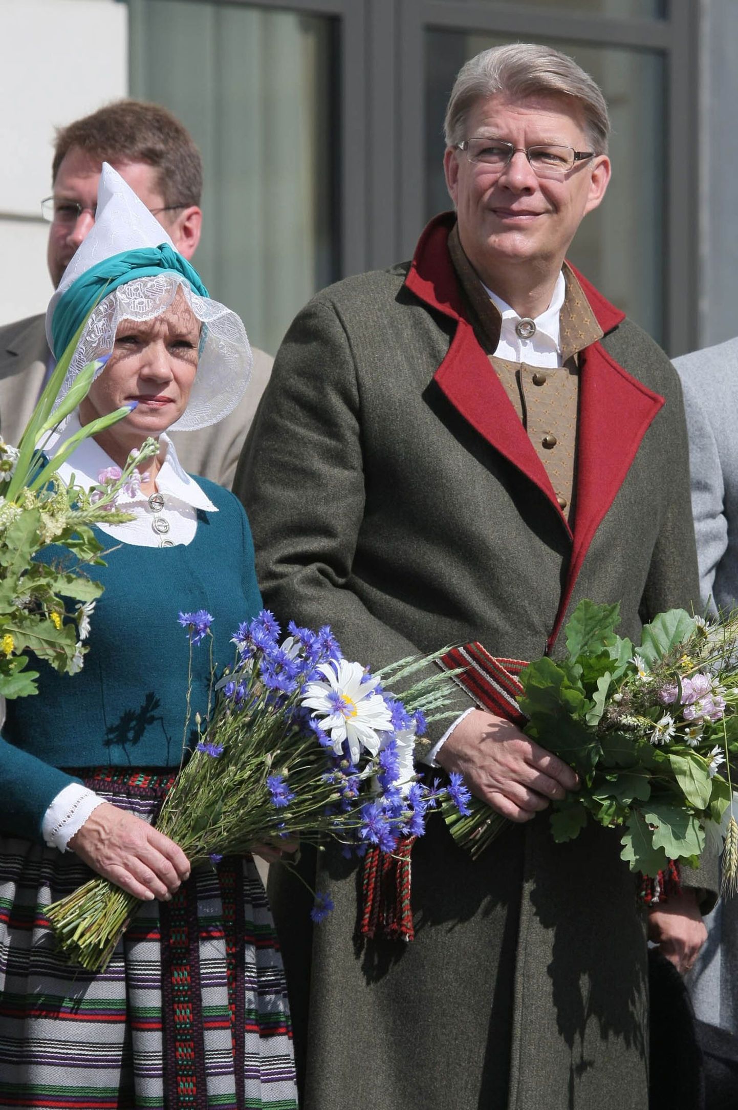 Läti president Valdis Zatlers ja ta abikaasa Lilita Zatleremullu suvel Läti laulupeo rongkäiku tervitamas.