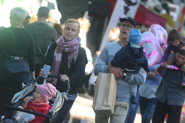Uue Maailma Festival kubises kuulsustest.Näitleja Tõnis Niinemets perega
