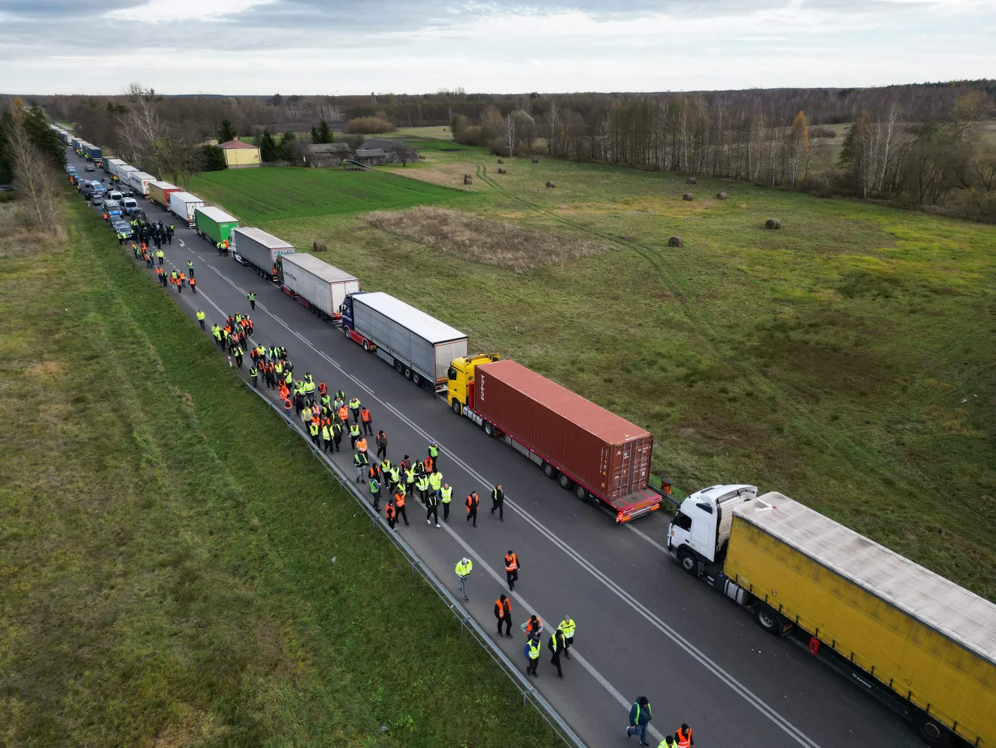 Veokid ootamas Poola-Ukraina piiri lähedal pääsemist Ukrainasse.