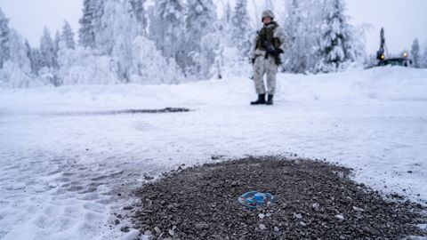 ÕIGUSLIK DILEMMA ⟩ Soomlastega koos õppusel miine paigaldavad Rootsi sõdurid võivad sattuda vangi