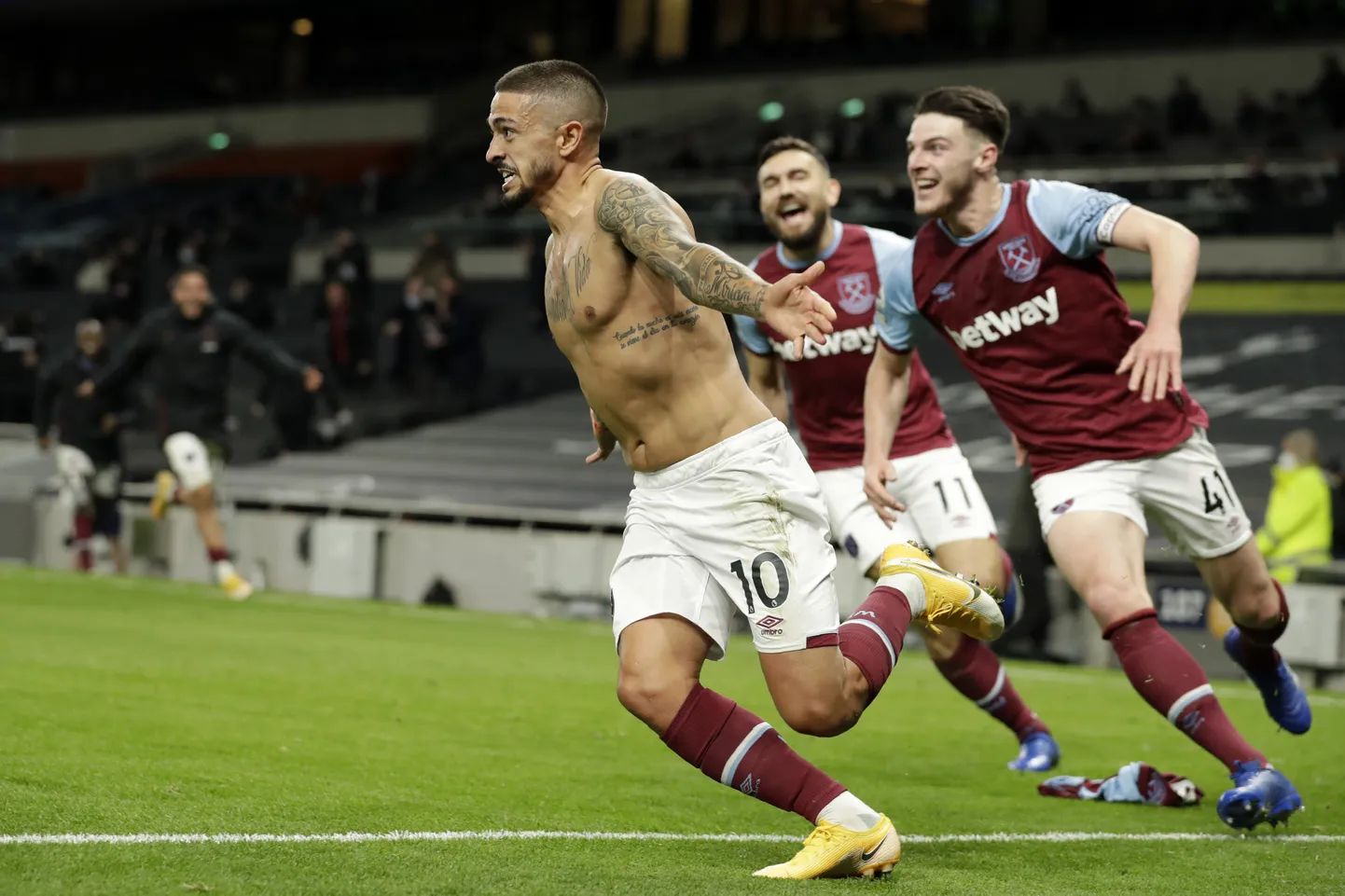 Manuel Lanzini tähistab neljandal üleminutil löödud 3:3 viigiväravat.