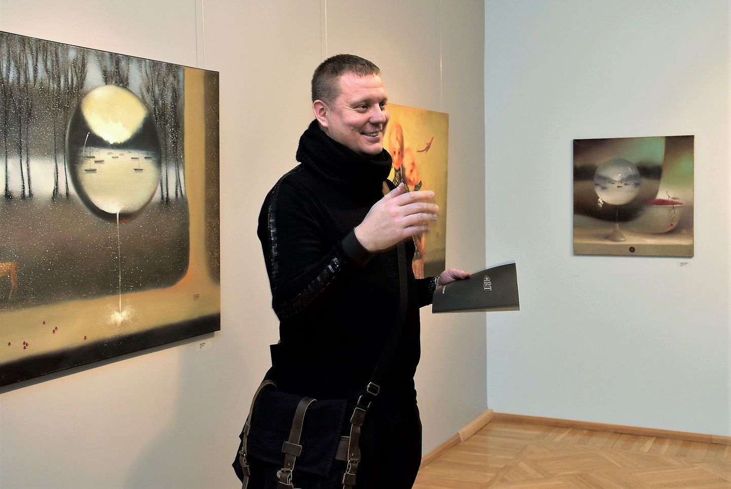 Pärnu raekoja linnagaleriis näeb Eduard Zentsiku maalinäitust „Igavene ilu“.