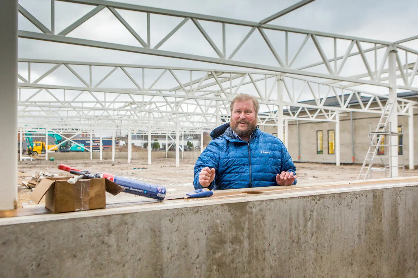 VAIKSELT KERKIB: Lennukitööstusele juhtmeid tootva tööstuse juhi Margus Tangu sõnul jäi neil vanal pinnal lihtsalt kitsaks – ruumi oli juurde vaja. Varsti on lisaruum juba katuse all.