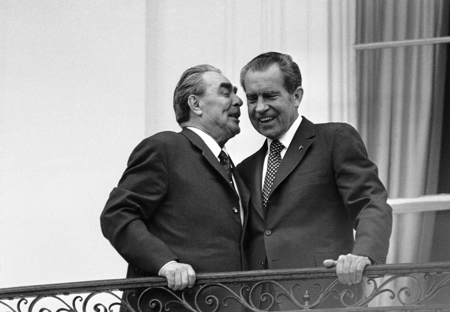 Доска Брежневу уже установлена. На архивном фото - Леонид Брежнев с президентом США Ричардом Никсоном 18 июня 1973 года на балконе в Белом доме в Вашингтоне.