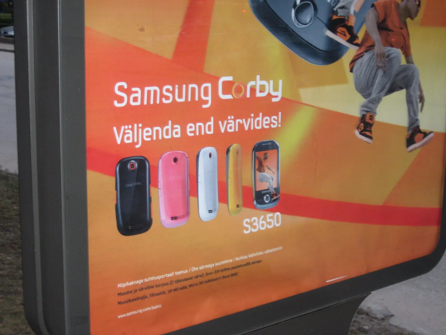 Samsungi telefonide reklaam on täpselt samasugustes värvides ja tekstiga kui ülekäigurada.