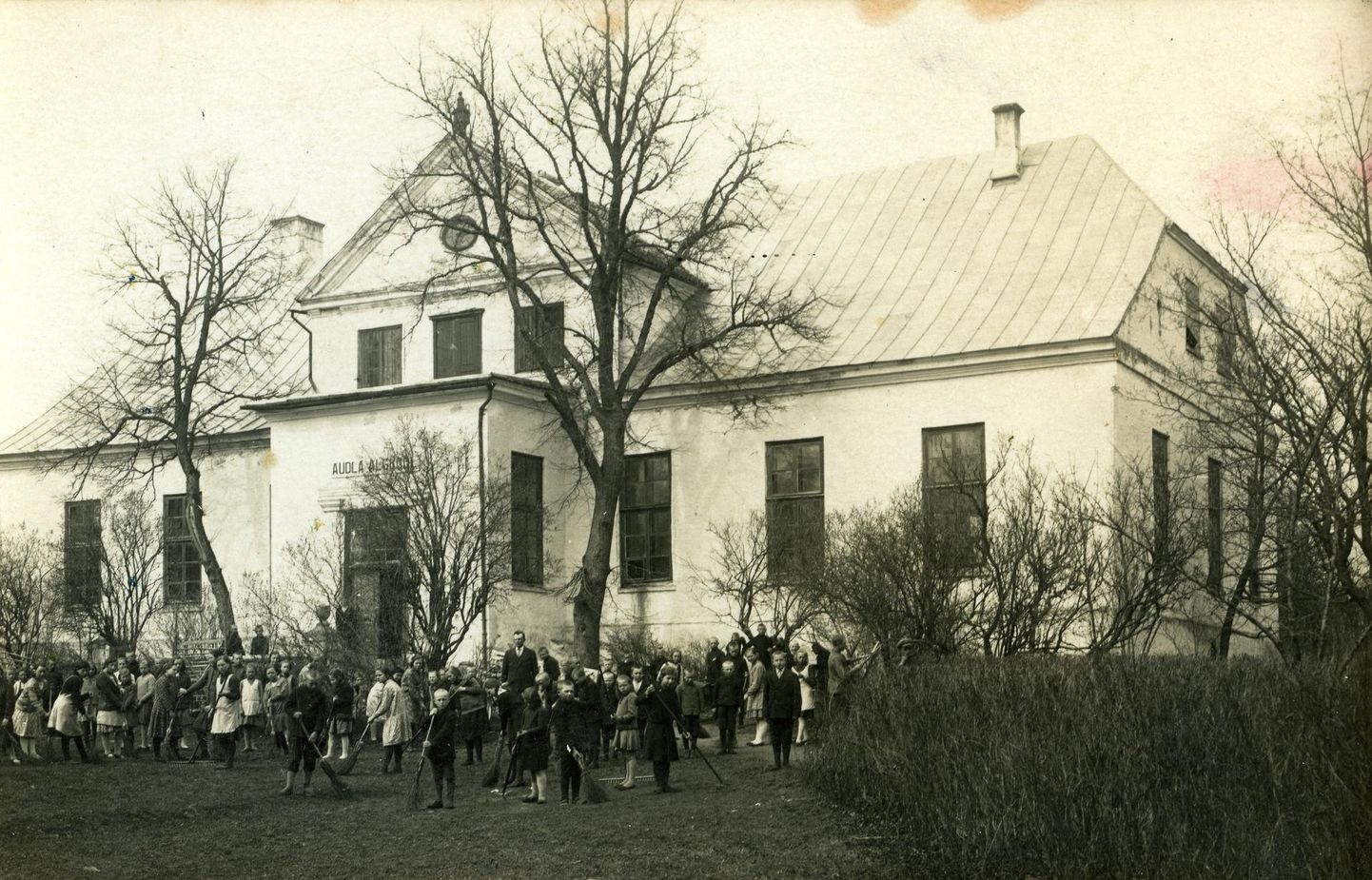Algkool Audla mõisa peahoones 1920ndatel.