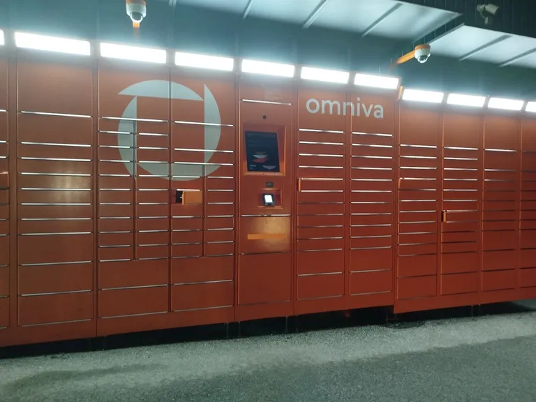Вскрытый посылочный автомат Omniva.